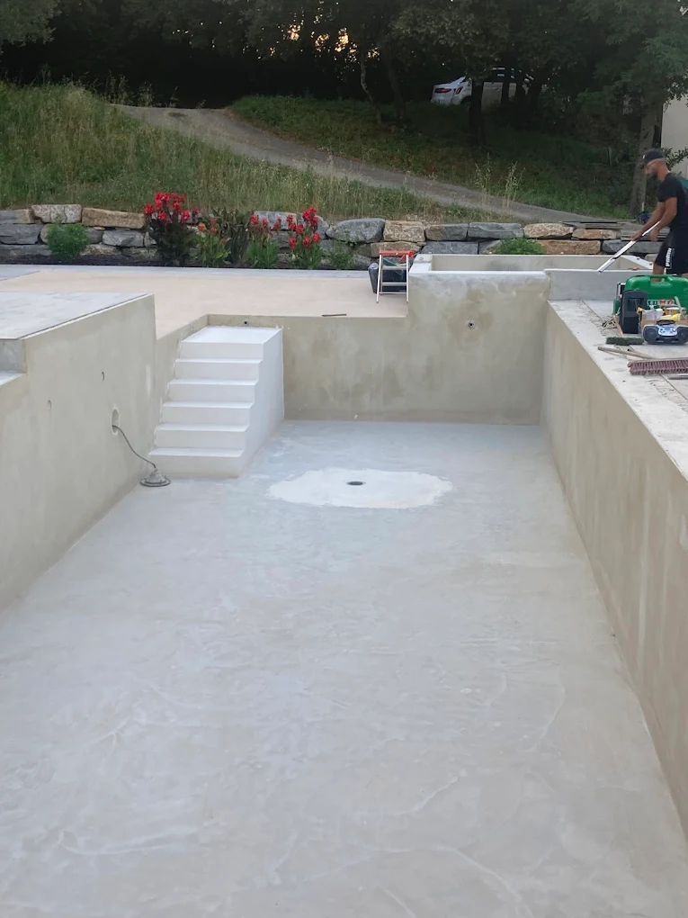 Étanchéité de piscine en cours de réalisation